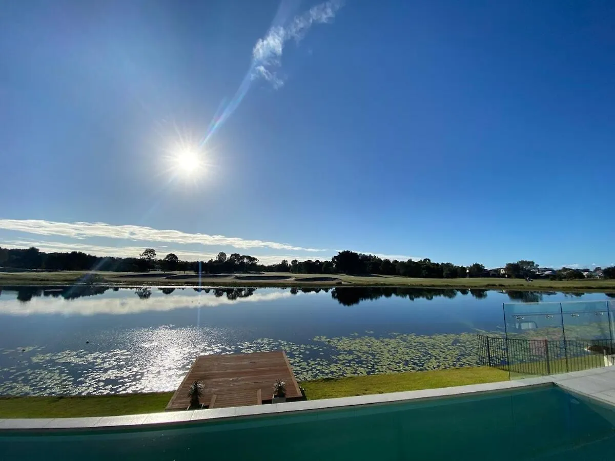 Ferienhaus Lakefront Luxury Golf & Beach Pelican Waters Australien