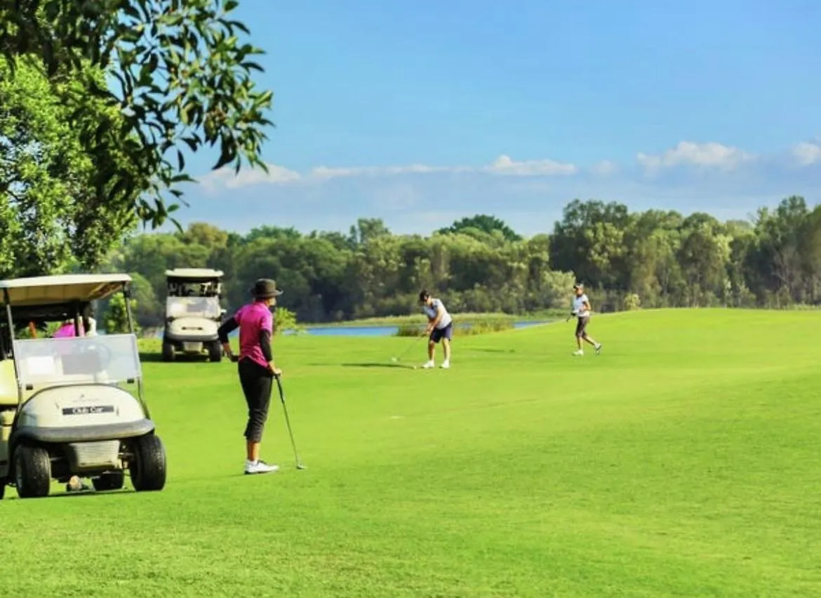 Lakefront Luxury Golf & Beach Pelican Waters Ferienhaus